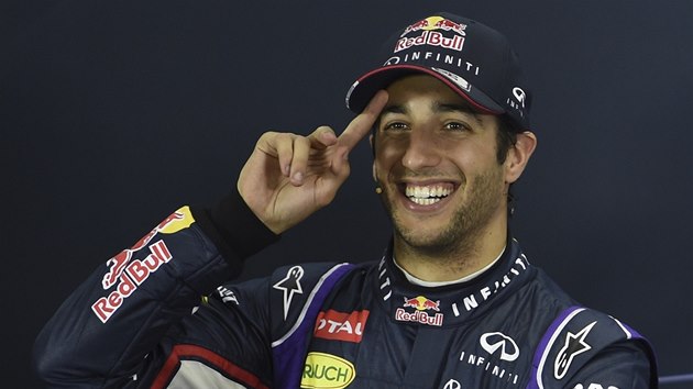Daniel Ricciardo se na tiskov konferenci raduje z druh pky v kvalifikaci Velk ceny Austrlie.