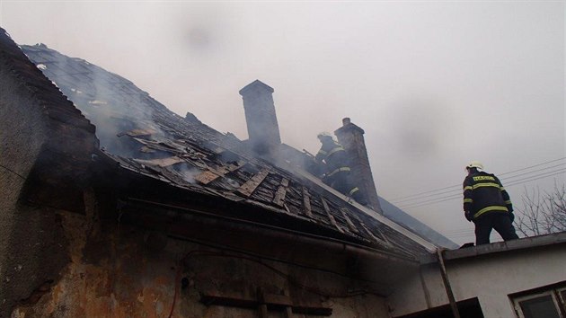 V Javorníku v Olomouckém kraji shořela střecha rodinného domu, nikomu se nic nestalo. (15. března 2014)