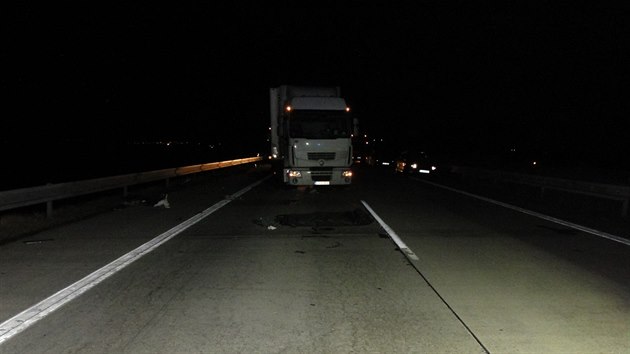 Nehoda uzavela v noci na nedli na vce ne tyi hodiny dlnici D2 ve smru na Brno. (15. bezna 2014)