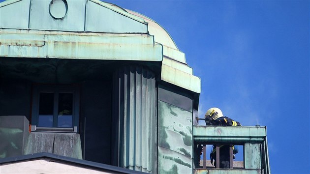 Ze střechy brněnského hotelu Grandezza na Zelném trhu začal ve čtvrtek krátce po poledni stoupat dým (13. března).