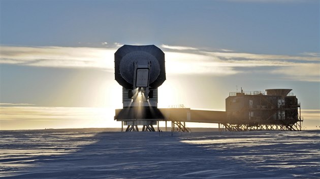 Amundsen-Scottova stanice na jižním pólu, kde je umístěn i experiment BICEP2 ("mísa" na budově vpravo). Slunce na tomto snímku zastiňuje teleskop SPT (South Polar Telescope), který mimo jiné také studuje reliktní záření.