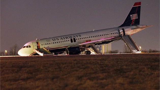Airbusu spolenosti U. S. Airways vzplla pi vzletu pneumatika. (13. bezna 2014)