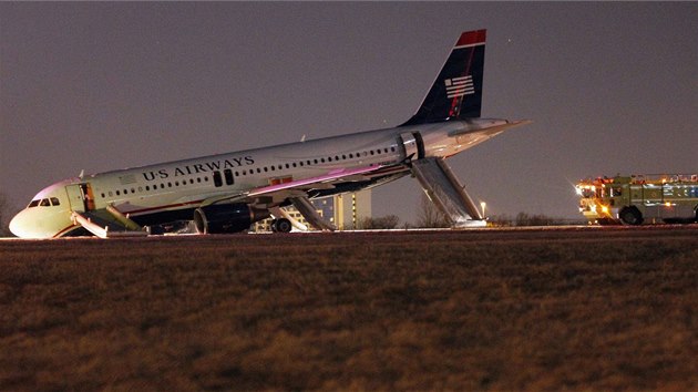 Airbusu spolenosti U. S. Airways vzplla pi vzletu pneumatika. (13. bezna 2014)