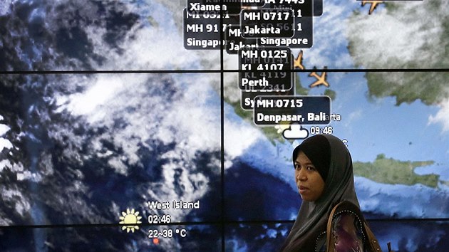 Velkoploná obrazovka na letiti v Kuala Lumpuru ukazuje polohu jednotlivých