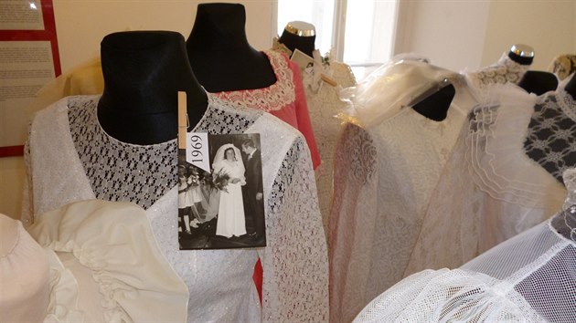 Nikola Melicharová vystavuje sbírku starých svatebních šatů a doplňků v Náměšti nad Oslavou.