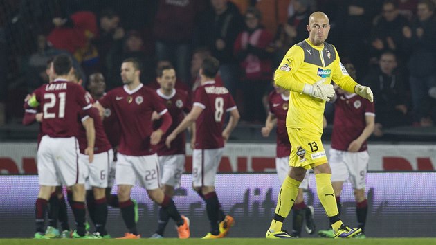 GL. Zatmco plzesk brank Petr Bolek sopt, sparant fotbalist se raduj. Ve sledovanm zpase dvou kandidt na titul vedli u od osm minuty.