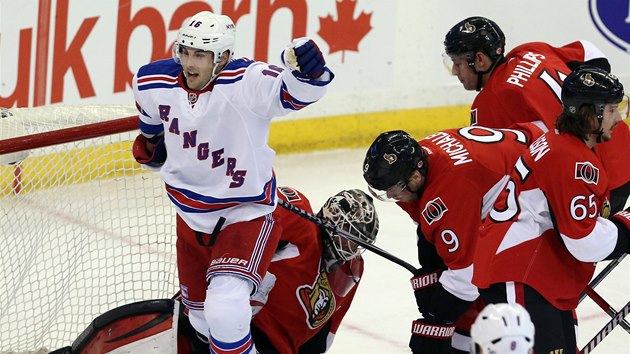 Derrick Brassard z New York Rangers js, Milan Michlek s devtkou na dresu klop oi, Ottawa prv inkasovala. 