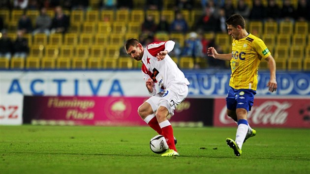 Slvista Martin Juhar (v ervenoblm) se sna dostat pes teplickou defenzivu.