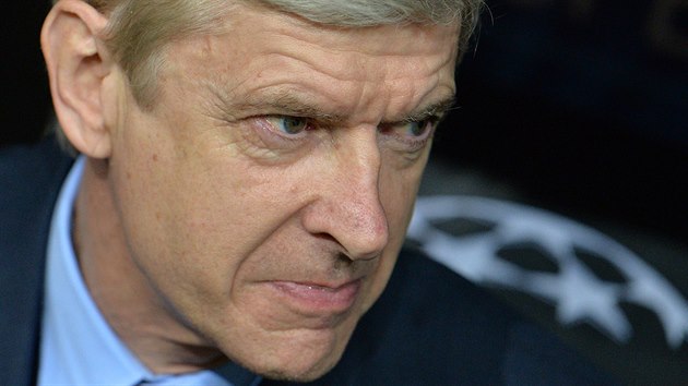 ZADUMAN KOU. Trenr Arsene Wenger peml, jak pokyny udlit svm svencm z Arsenalu.