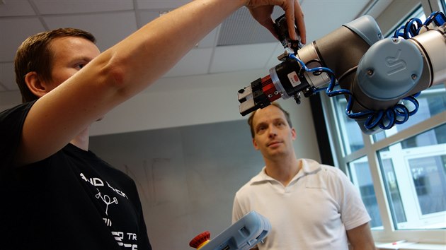 Na estiosov rameno robota jsme umstili kamerku GoPro.