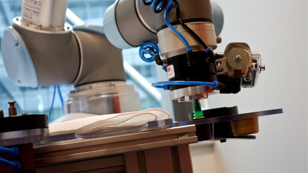 Psavka je jen jednm z nstroj, kter robot pouv. Dal lze vytvoit na mru. Robot si nstroje um odloit a vymnit za chodu (ale nesmte mu s nimi pohnout).