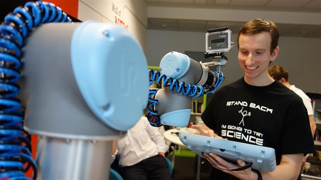 Programovn robota se provd pomoc pipojenho dotykovho displeje (lze samozejm i vzdlen). Pekvapilo ns, jak rychle jsme se s na prvn pohled komplexnm rozhranm nauili zachzet.