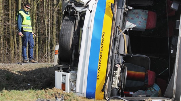 Nehoda autobusu u Nezvěstic na Plzeňsku se obešla bez vážných zranění.