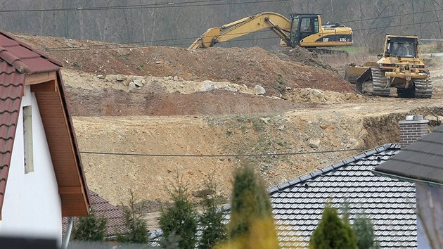 Hromady hlny ve Lhot zaaly v ptek rozhrnovat a vlcovat stavebn stroje.