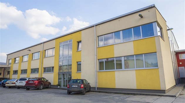Firma zanala v Bohuslavicch u Zlna v roce 1996, nyn sdl ve zlnskch Loukch (snmek z roku 2014).