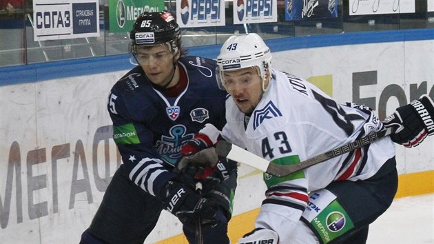 Jan Kov (vpravo) z Magnitogorsku v souboji s Jegorem Antropovem z Vladivostoku.