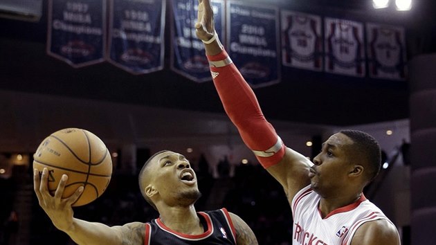 Damian Lillard (vleov) z Portlandu se sna pekonat Dwighta Howarda z Houstonu.