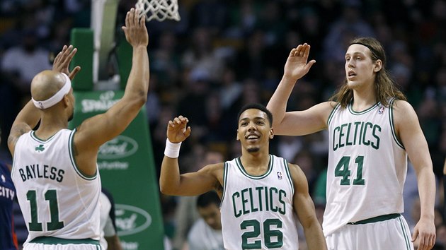 Jerryd Bayless (11), Phil Pressey (26) a Kelly Olynyk (41) slav spnou akci Bostonu.