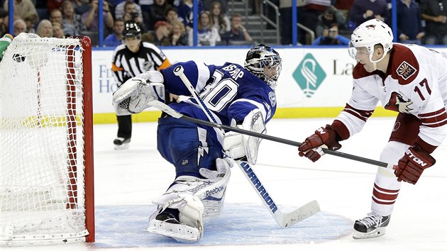 Radim Vrbata z Phoenixu pekonv branke Bena Bishopa z Tampy Bay.