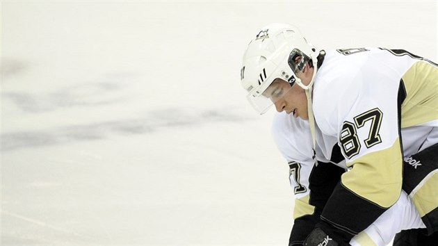 Sidney Crosby z Pittsburghu si ped utknm s Washingtonem zavazuje brusli.