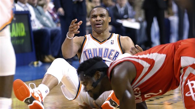 Russell Westbrook (v blm) z Oklahoma City a Patrick Beverley z Houstonu po dalm ze vzjemnch stet.