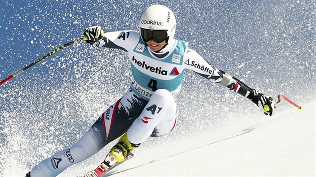 Cornelia Htterov na trati super-G v Lenzerheide.