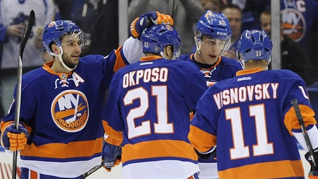 Frans Nielsen (51), Kyle Okposo (21), Anders Lee (27) a Lubomr Viovsk (11) z NY Islanders slav gl.