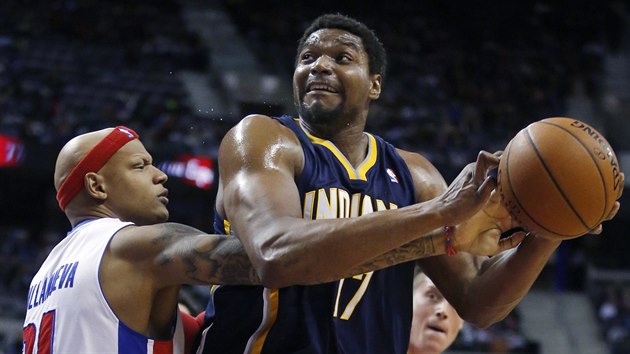 Andrew Bynum (vpravo) z Indiany to na ko Detroitu kolem Charlieho Villanuevy.