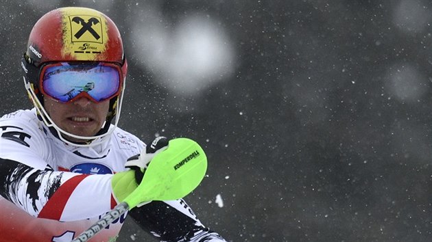 Marcel Hirscher na svahu v Lenzerheide pi slalomu Svtovho pohru.