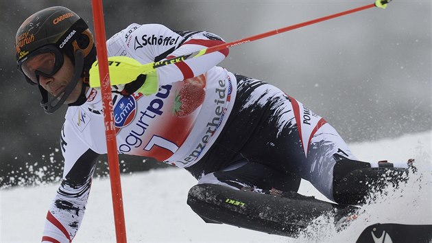 Mario Matt na svahu v Lenzerheide pi slalomu Svtovho pohru.