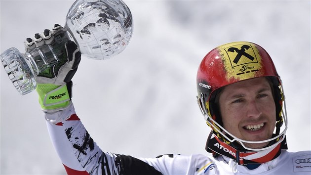 Marcel Hirscher s trofejí pro vítze slalomu ve Svtovém poháru alpských lya.