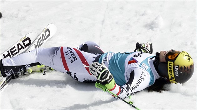 Anna Fenningerov coby vtzka obho slalomu SP v Lenzerheide.