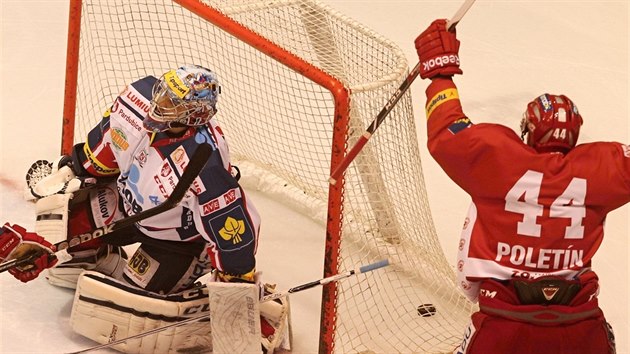 Michal Poletn se raduje ze slvistickho glu v duelu s Pardubicemi.