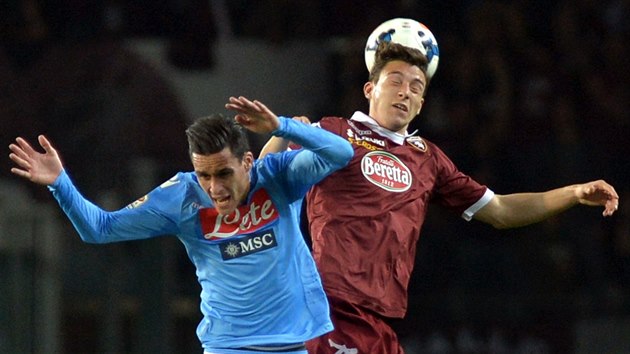 Jose Callejon (vlevo) z Neapole a Matteo Darmian z Turna v hlavikovm souboji.