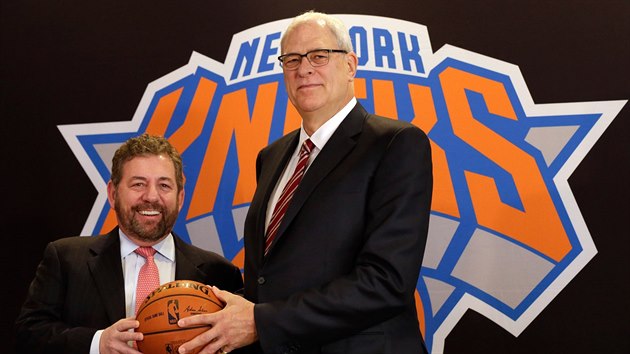 Phil Jackson (vpravo) přebírá NY Knicks coby nový prezident. V této roli střídá majitele klubu Jamese Dolana (vlevo).