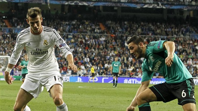 Gareth Bale (vlevo) z Realu Madrid si hld m ped Seadem Kolainacem ze Schalke.