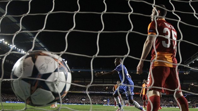 Samuel Eto'o (v modrm) slav gl Chelsea proti Galatasaray.