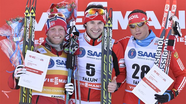 Stupn vtz ze skiatlonu ve vdskm Falunu: uprosted Alex Harvey, kter obsadil prvn msto, vlevo druh Martin Johnsrud Sundby a vpravo tet Alexander Legkov.