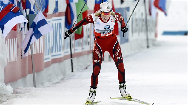Tora Bergerov bhem sprintu ve finskm Kontiolahti