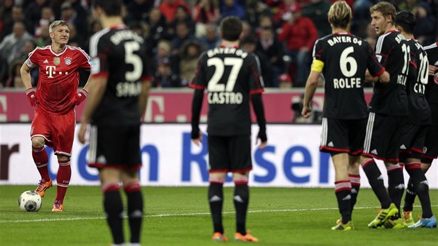 STEJN VS OBSTELM. Bastian Schweinsteiger se pipravuje na voln kop, dky nmu se Bayern Mnichov dostal do veden nad Leverkusenem u o dv branky.