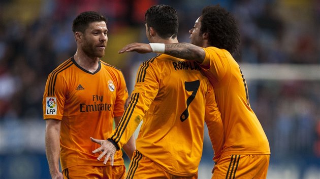 EUFORIE DIRIGOVAN CRISTIANEM. Hri Realu Madrid (zleva) Xabi Alonso, Cristiano Ronaldo a Marcelo se raduj z glu v sti Mlagy.