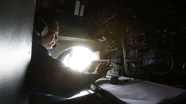 Kapitn Duong Van Lanh z vietnamskho letectva ptr po zmizelm malajsijskm letadle (11. bezna 2014).