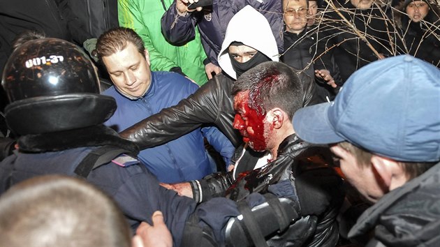 Policist odvdj mue zrannho pi potykch v Doncku (13. bezna 2014).