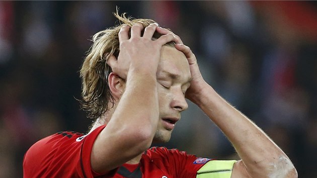 TO JSEM ZPACKAL! Simon Rolfes, kapitn Leverkusenu, lituje zahozen penalty proti Paris St. Germain.