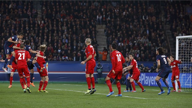 TREFA. Marquinhos z Paris St. Germain (vlevo) srovnv hlavou proti Leverkusenu na 1:1.
