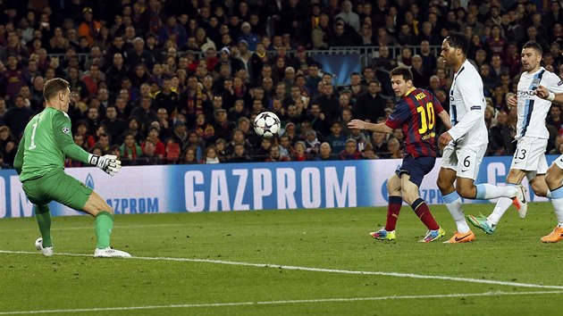 PRVN GL ZPASU. Lionel Messi z Barcelony pekonv Joea Harta, branke Manchesteru City.