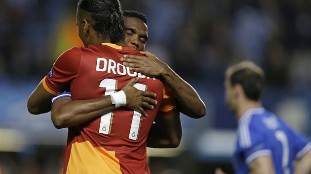 PTELSK OBJET. Didier Drogba z Galatasaraye Istanbul a Samuel Eto'o z Chelsea se zdrav ped odvetou osmifinle Ligy mistr.