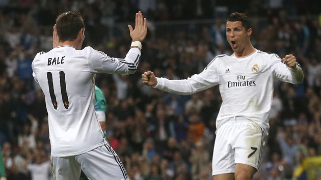 ASISTENT A STELEC. Cristiano Ronaldo z Realu Madrid (vpravo) se raduje z glu proti Schalke, na kter mu pihrl Gareth Bale.