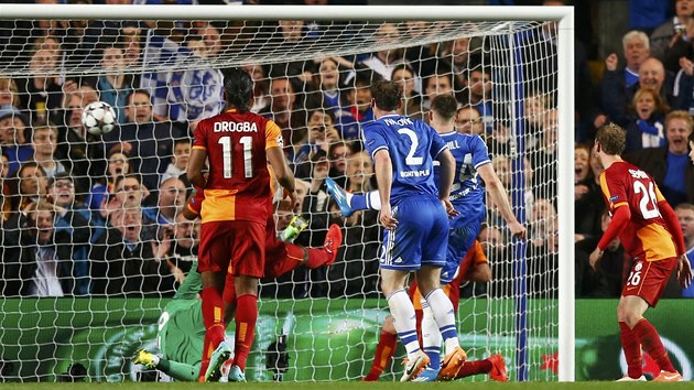 DRUH GL CHELSEA. Zblzka dor m do brny Galatasaraye stoper Gary Cahill (druh zprava).