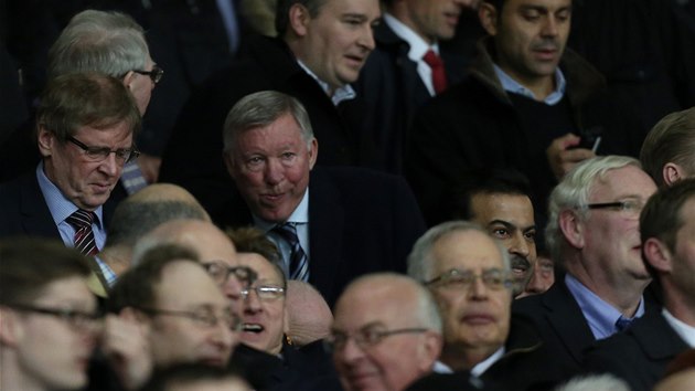 LEGENDA V HLEDITI. Alex Ferguson, bval trenr Manchesteru United, sleduje osmifinle Ligy mistr s Olympiakosem.